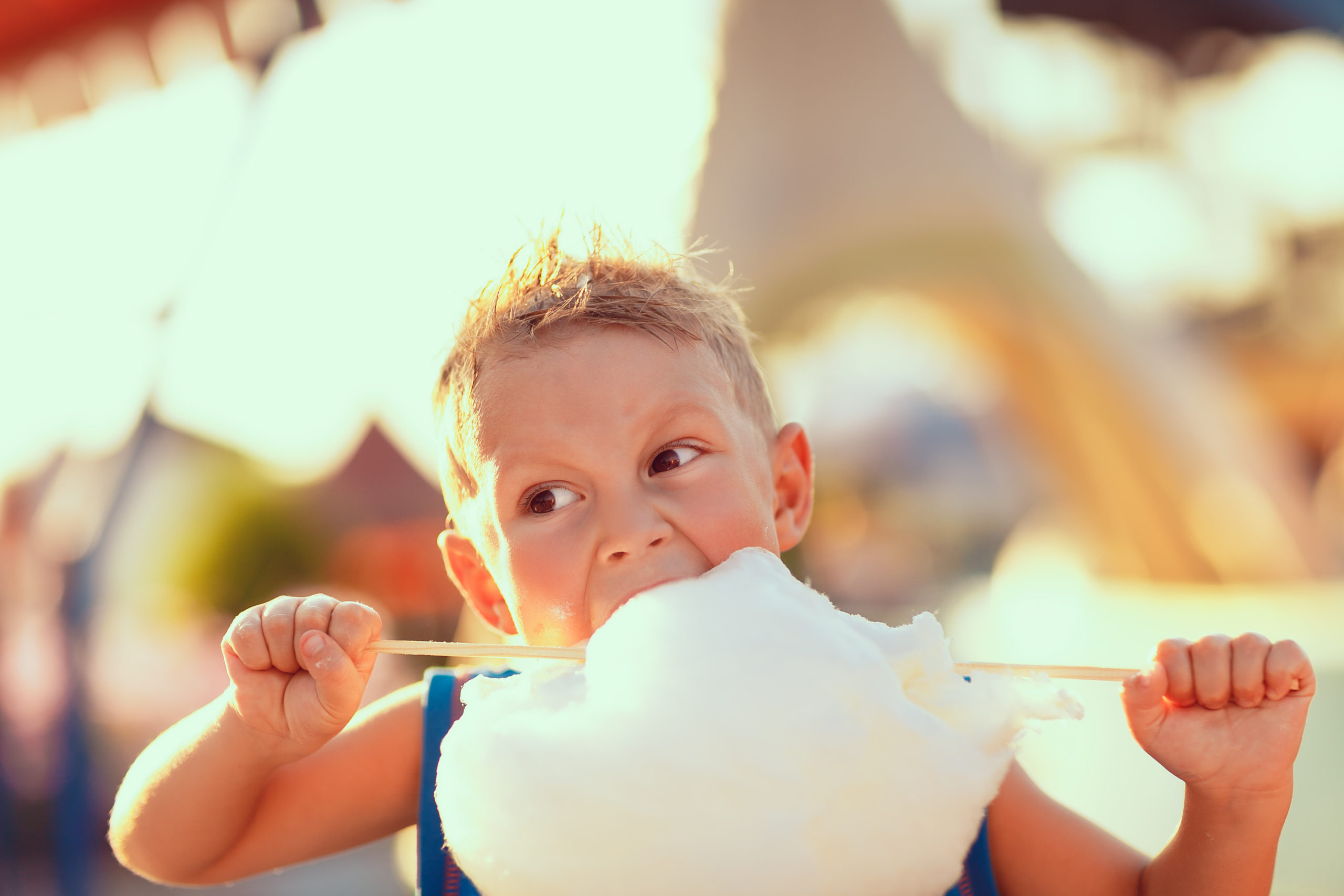 You ever eat candy floss at theme. Фото мальчик ест вату. Детские фотографии с сахарной ватой в студии. Eat Candy Floss. Сахарная вата дети едят на празднике.